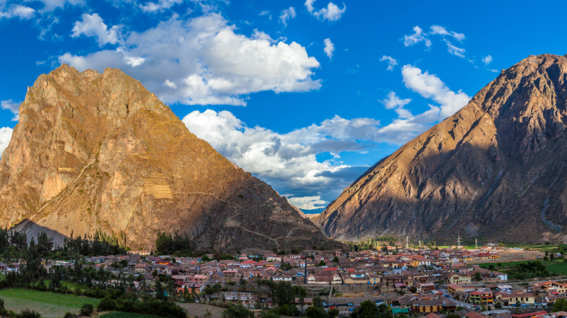 Scenic view of the train arriving at Ollantaytambo station with mountains in the background
